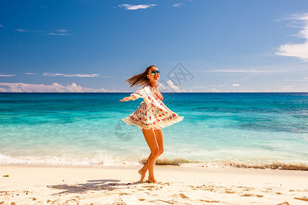 马赛尔的海滩上萨龙的女人高清图片