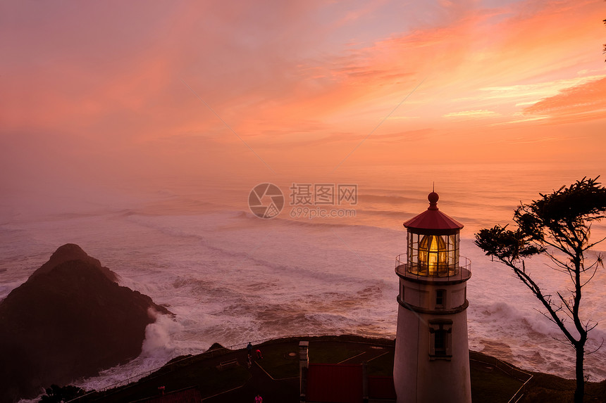 海塞塔头灯塔日落,太平洋海岸,建于12,俄勒冈州,美国图片