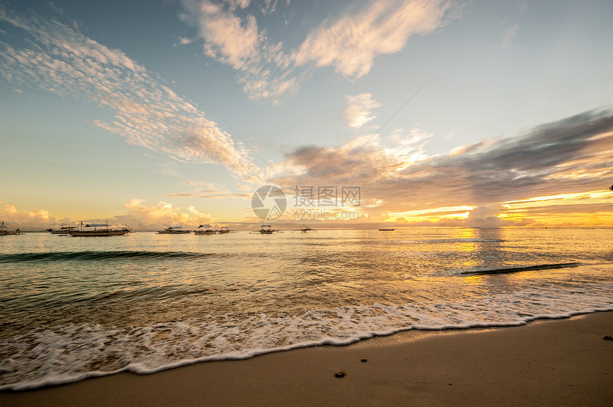 菲律宾彭格拉的阿洛纳热带海滩日落图片