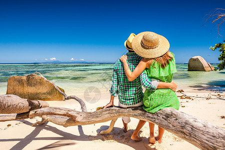 夫妇热带海滩上放松,塞舌尔,拉迪格的个南部的源头图片