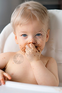 可爱的岁小男孩玩食物蹒跚学步的孩子吃水果快乐孩子肮脏凌乱的脸图片