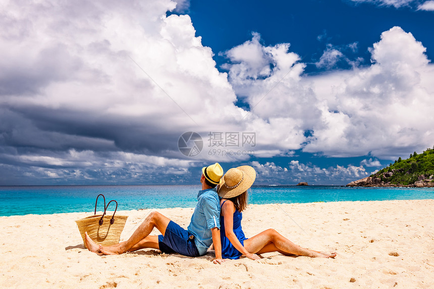 夫妇马赛尔的热带海滩放松图片