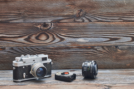 100毫米镜头老式复古35毫米测距仪相机,镜头水表木制背景与背景