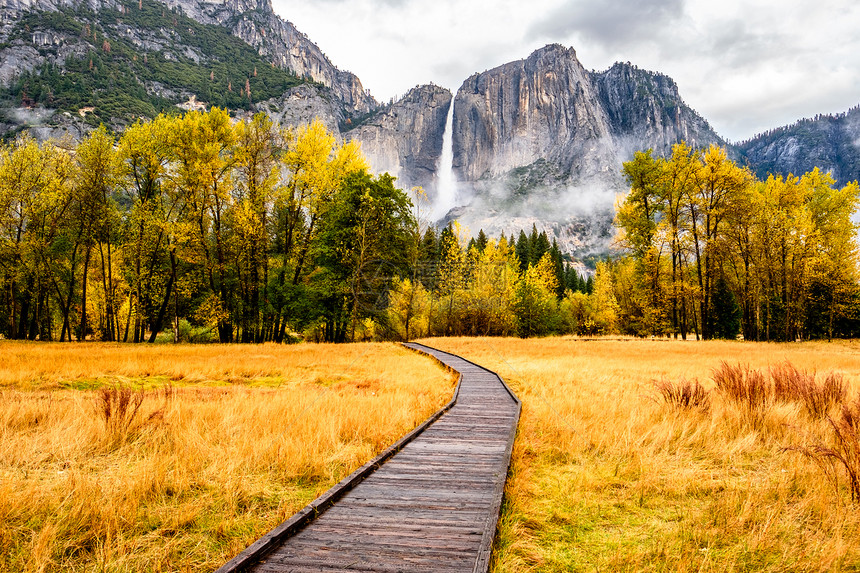草甸与木板路约塞米蒂公园山谷与约塞米蒂瀑布多云的秋季早晨低云躺山谷里加州,美国图片