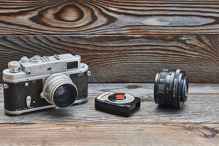 老式复古35毫米测距仪相机,镜头水表木制背景与图片