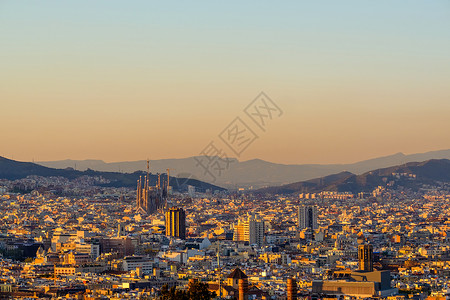 巴塞罗那城市景观日落俯瞰蒙特居伊图片