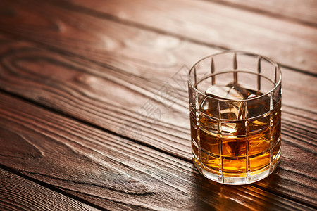 杯威士忌加冰块乡村木桌上,背景图片