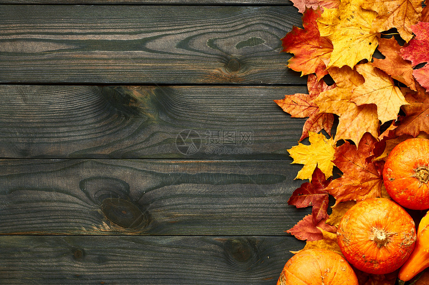 秋叶南瓜旧的木制背景上,图片