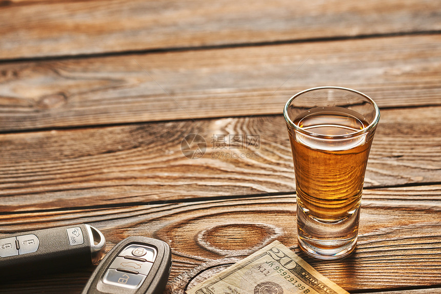 杯龙舌兰酒精饮料汽车钥匙乡村木制桌子上,喝酒开车酗酒的安全负责的驾驶理念图片