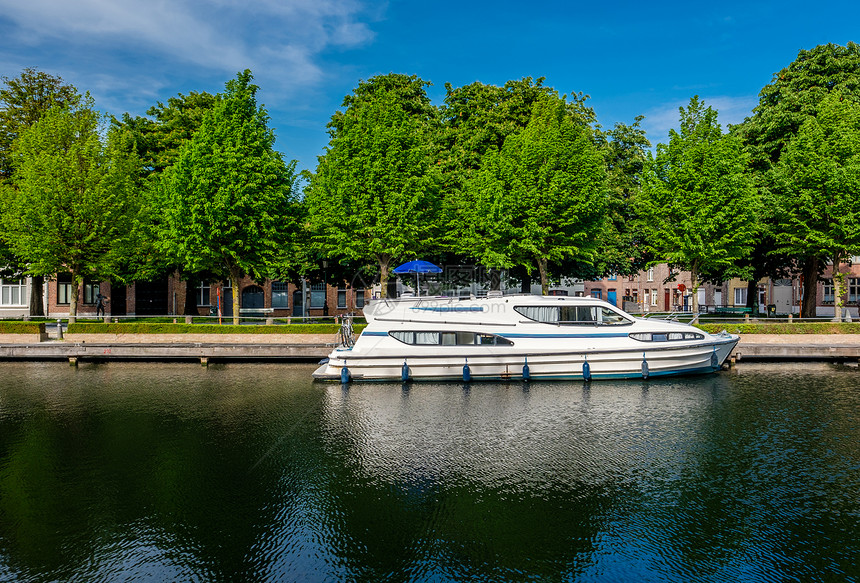 布鲁日布鲁日城市景观与水渠摩托艇,法兰德斯,比利时图片
