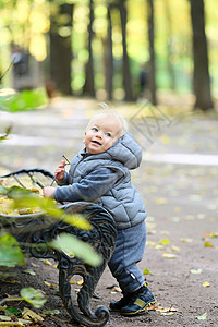 户外穿着温暖背心夹克的蹒跚学步的孩子的肖像秋天公园的岁男孩图片
