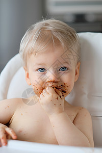 可爱的岁小男孩玩食物蹒跚学步的孩子吃水果快乐孩子肮脏凌乱的脸图片