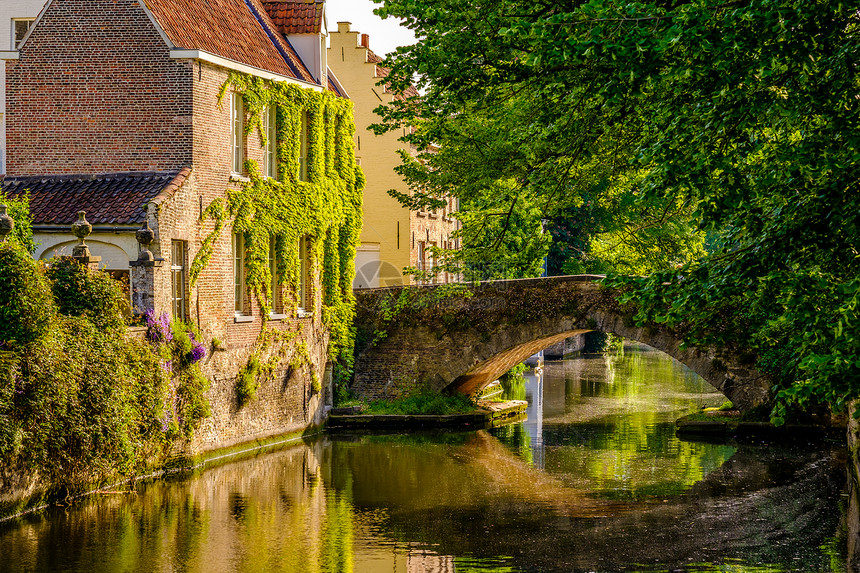 布鲁日布鲁日城市景观与水渠桥梁,法兰德斯,比利时图片