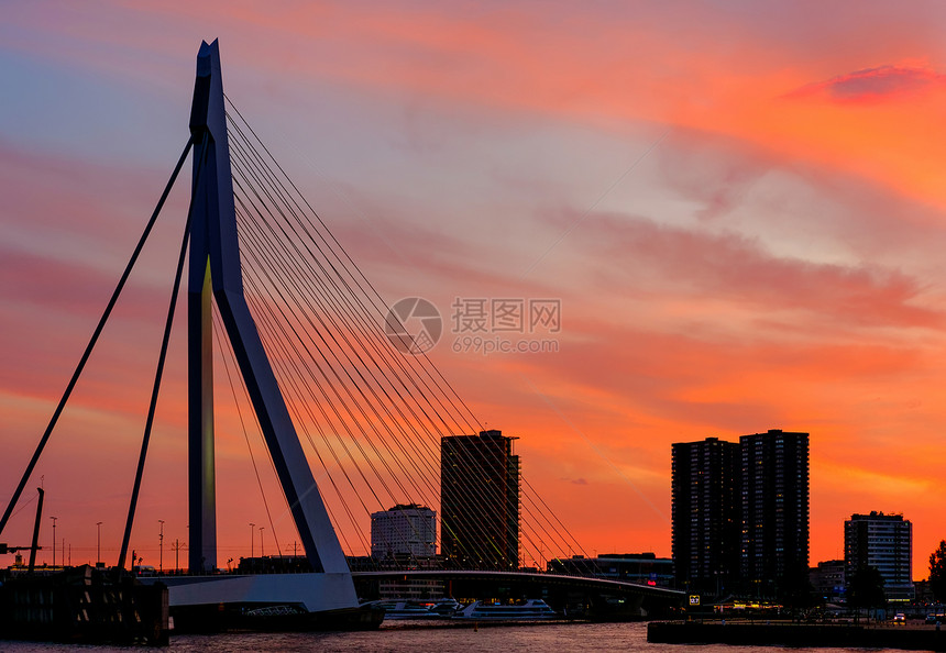 鹿特丹城市景观与伊拉斯谟桥日落荷兰荷兰南部图片