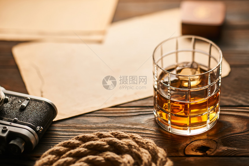 杯威士忌老式的35毫米测距仪相机木制背景与古董西克斯世纪图片