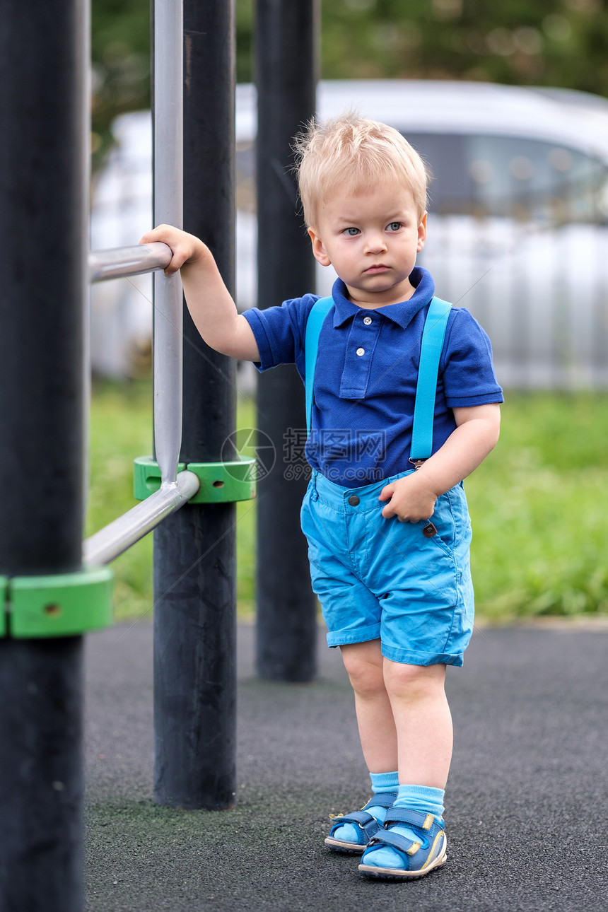幼儿户外穿短裤吊带的肖像岁的男孩操场上图片