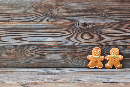 木制背景上的诞自制姜饼饼干姜饼夫妇男人女人图片