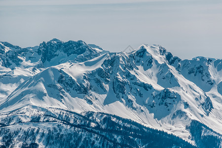 穆利亚纳冬天的山景阳光明媚的日子里,高加索山脊上覆盖着雪克拉斯纳亚多拉那,索契,俄罗斯背景