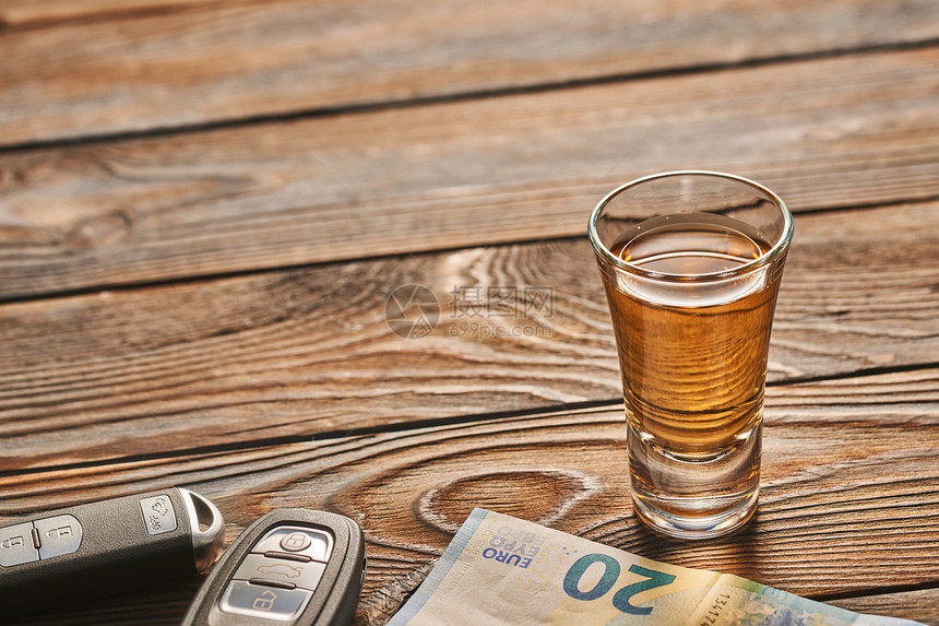 杯龙舌兰酒精饮料汽车钥匙乡村木制桌子上,喝酒开车酗酒的安全负责的驾驶理念图片