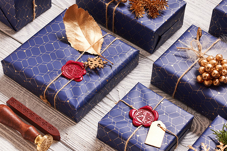 创造地包装装饰诞礼物白色木制背景的盒子里平躺图片