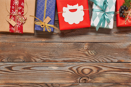 创造地包装装饰诞礼物盒子上的木制背景顶部的视图图片