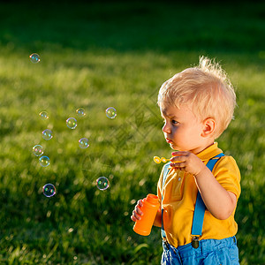 户外幼儿的肖像农村场景岁的小男孩肥皂泡健康的学龄前儿童暑期活动孩子外玩图片