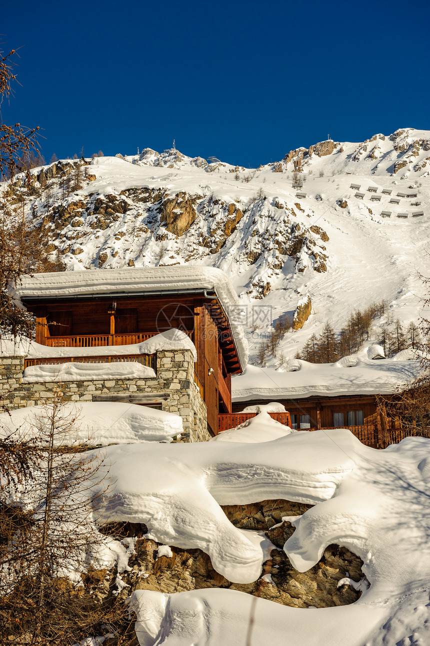 高山冬山景观阳光明媚的日子里,法国阿尔卑斯山上覆盖着雪瓦尔drsquoIsere,法国图片