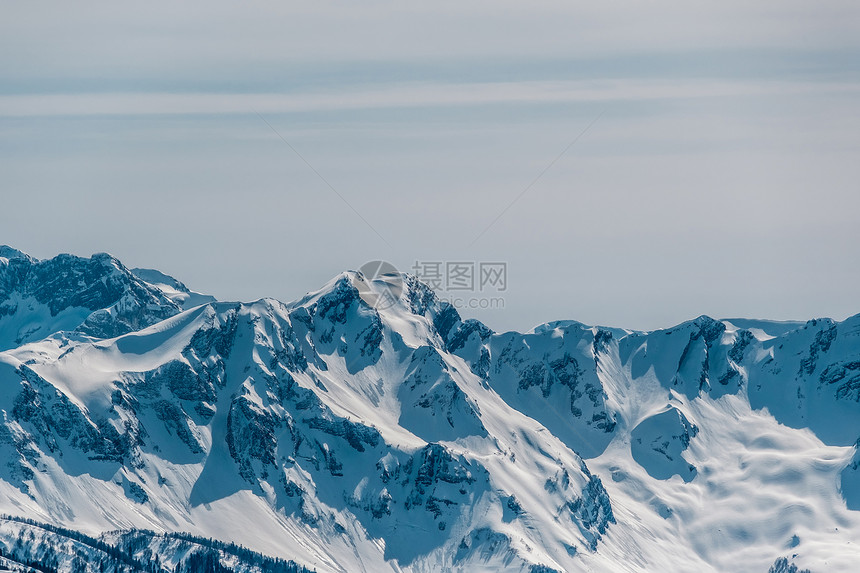 冬天的山景阳光明媚的日子里,高加索山脊上覆盖着雪克拉斯纳亚多拉那,索契,俄罗斯图片