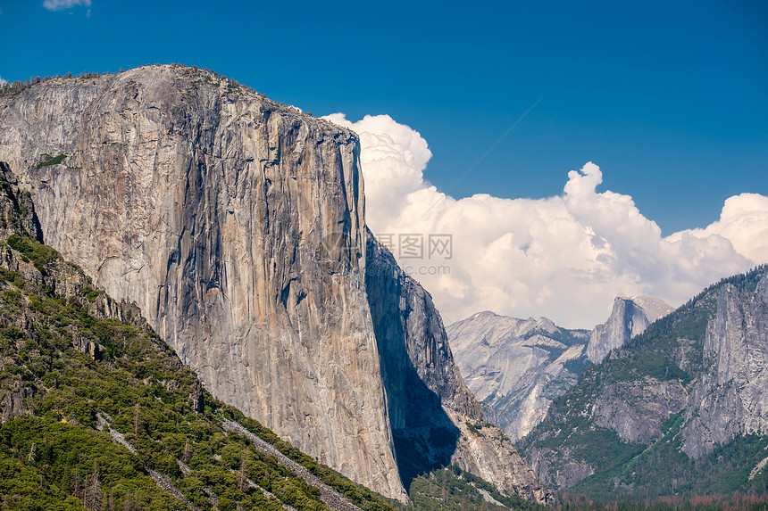 隧道的角度看约塞米蒂公园山谷夏季景观加州,美国图片