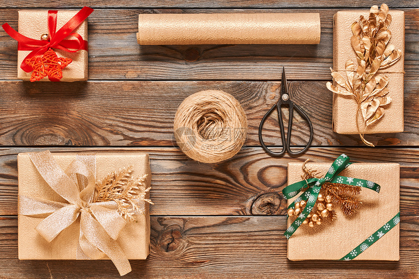 创造地包装装饰诞礼物盒子上的木制背景顶部的视图平躺图片