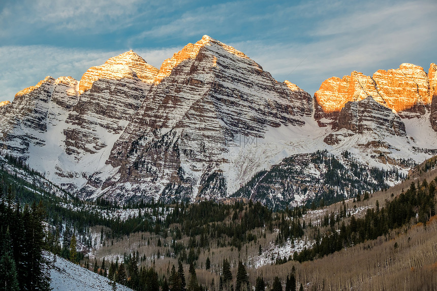 科罗拉多,美国日出时,雪中的栗色铃铛山图片