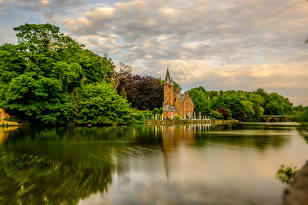 布鲁日布鲁日城市景观与Minnewater湖,法兰德斯,比利时图片