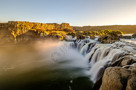 肖肖尼日出时双瀑布,爱达荷州,美国背景图片