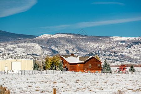 季节变化,屋顶上的场雪洛基山,科罗拉多州,美国图片