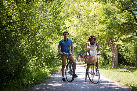 个轻人个美丽的黑人女孩阳光明媚的夏天大自然中骑自行车图片