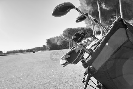 高尔夫球场上高尔夫设备的近景图片