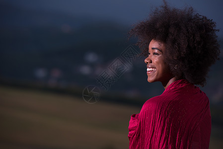 美丽的黑人妇女与红领巾周围的肩膀图片