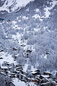 瑞士,黄昏时,Zermatt山谷Matehorn峰上的空中景色与新鲜的雪图片