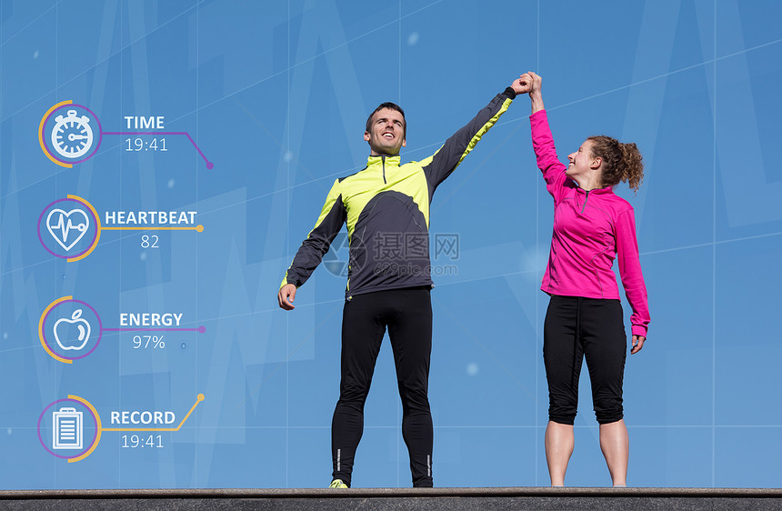 快乐健身跑步者夫妇举手臂,赢得手势表情图片