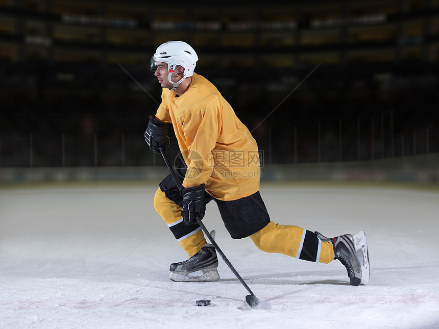 冰球运动员动作中用棍子踢图片