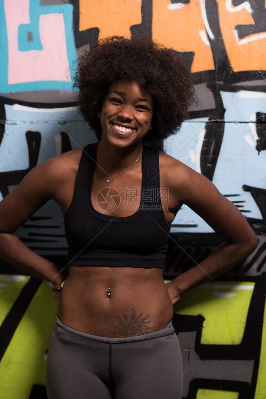 位轻美丽的非裔美国妇女健身房锻炼后穿着运动服的肖像图片