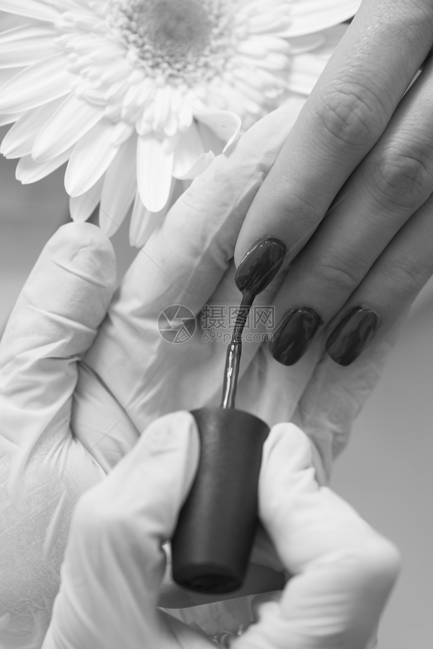 女人的手美容院里修指甲指甲归档特写,选择聚焦图片