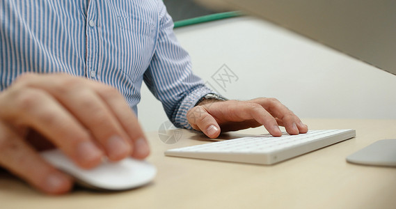 轻的商人创业办公室用电脑键盘打字图片