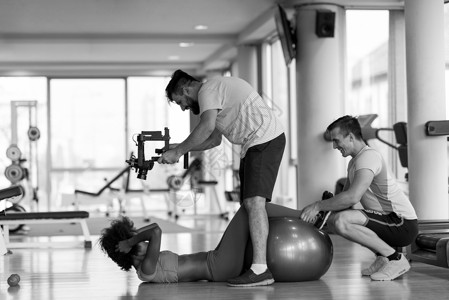健康的轻夫妇健身房普拉提锻炼与私人教练图片