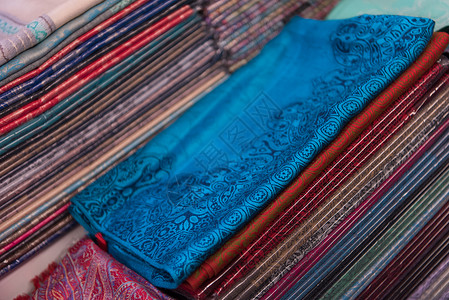 五颜六色的纺品市场上图片