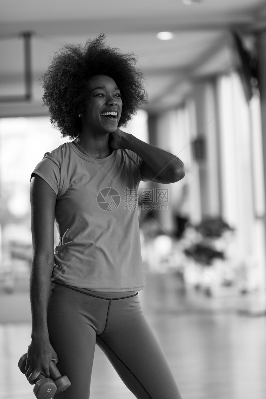 快乐健康的非裔美国妇女个交叉健身馆锻炼减肥与哑铃图片