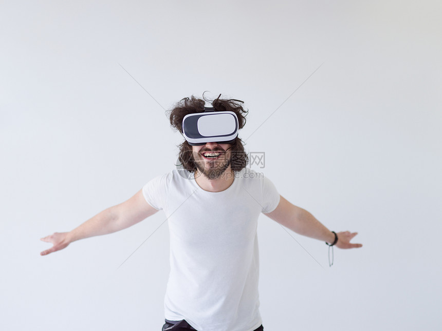 快乐的男人获得经验用虚拟现实的VR耳机眼镜,孤立白色背景上图片