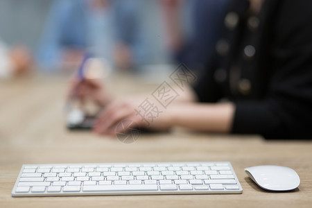 特写白色电脑鼠标键盘图片
