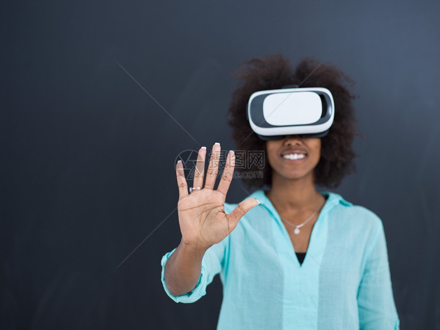 快乐的非裔美国女孩获得经验用虚拟现实的VR耳机眼镜,孤立灰色背景上图片
