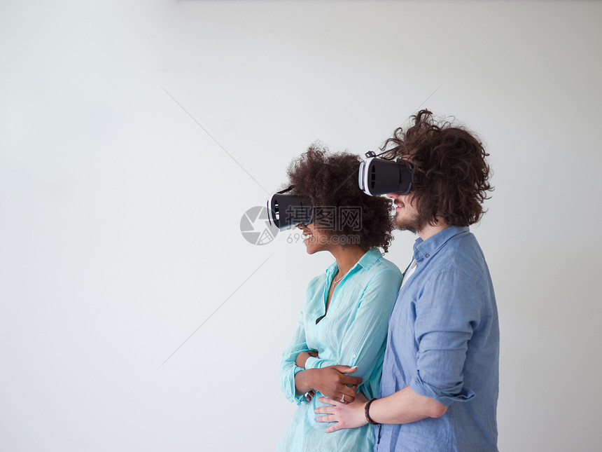 快乐的多民族夫妇获得经验用虚拟现实的VR耳机眼镜,孤立白色背景上图片
